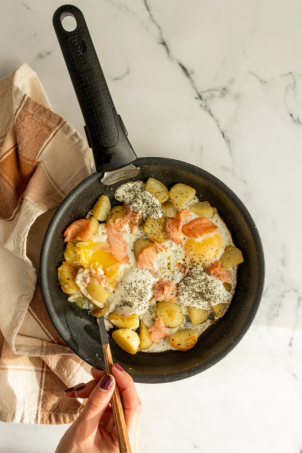 Huevos rotos con salmón