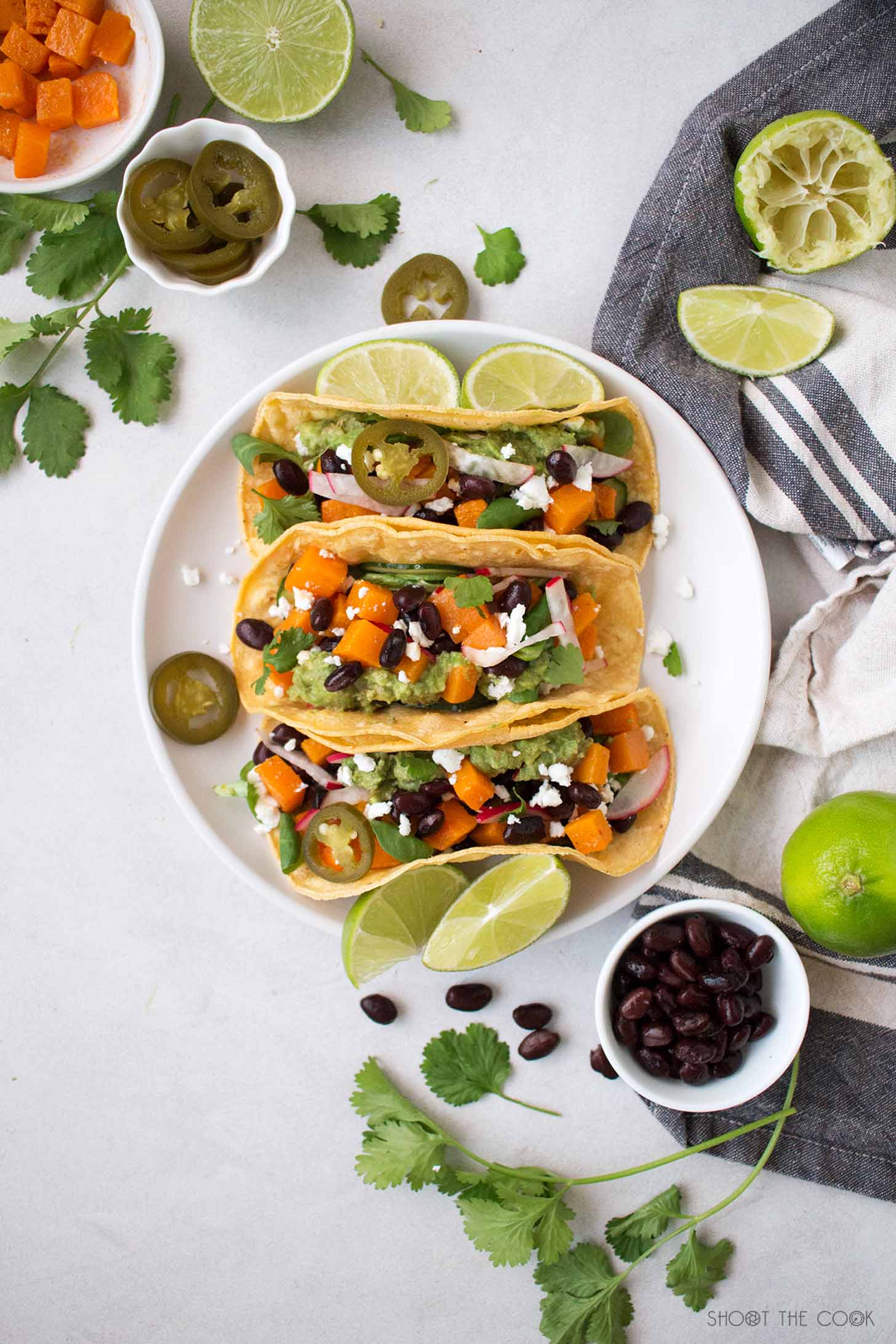 tacos vegetarianos con frijoles y calabaza