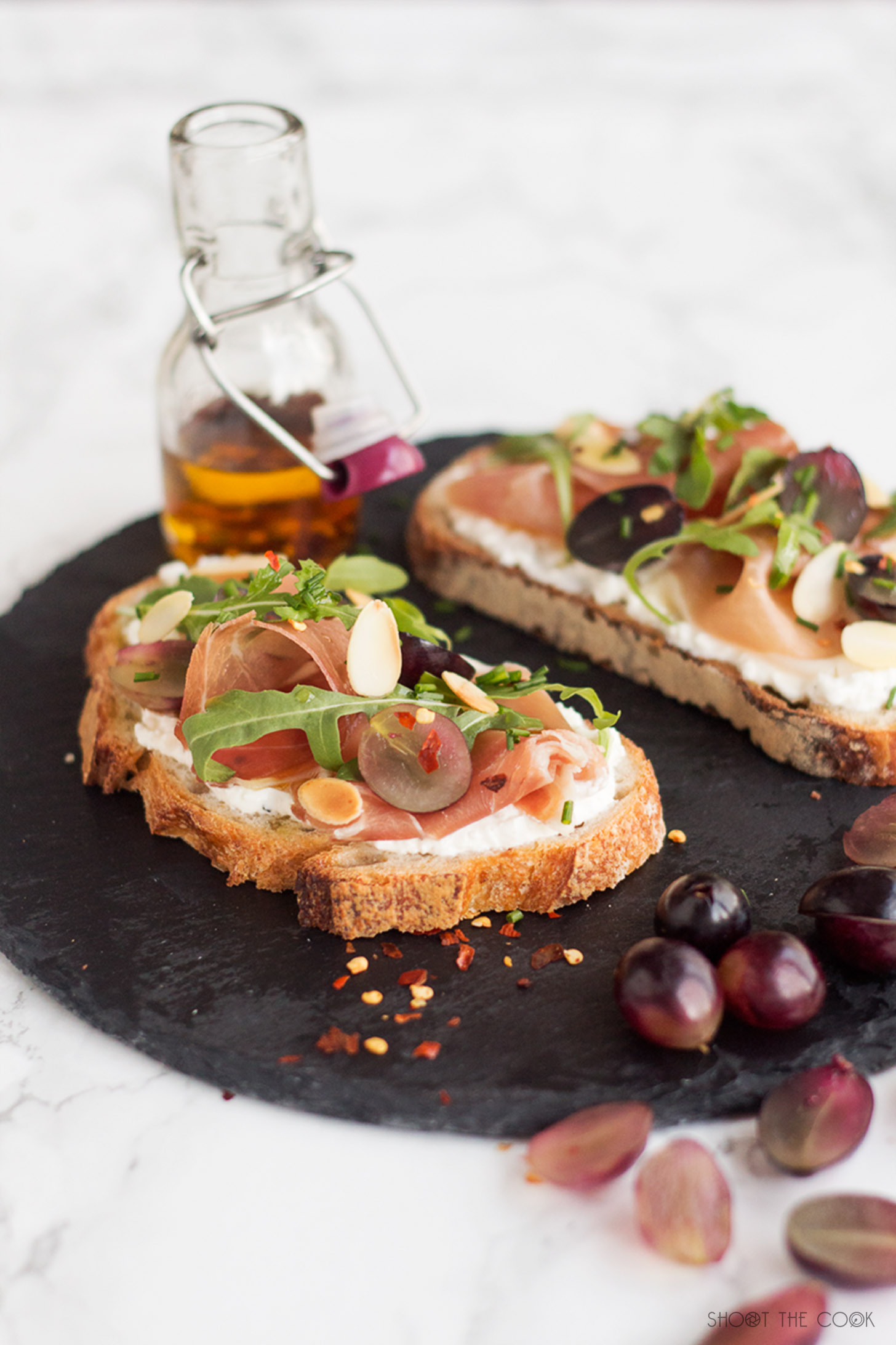 Tosta de jamón y uvas